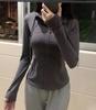 Ropa de Yoga de Alta Calidad con Tejido Cepillado, Cuello Alto, Mangas Largas y Cintura Ajustada, Combinada con una Chaqueta Deportiva para Correr de Ajuste Delgado y Amigable con la Piel