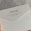 Tarjetas de invitación de boda de terciopelo burdeos con logo de lámina dorada, completas con sobres