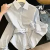 Elegante Camisa Azul Estilo Francês Acinturada para Mulheres, Novo Modelo de Primavera com Cinto, Caimento Solto, Blusa Emagrecedora de Manga Longa, Peça para Usar por Cima