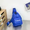 Bolsa mensageiro de carta infantil nylon meninos e meninas Crianças médias e grandes Outono 2023 Nova Moda Moda coreana bolsa de peito ins
