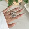 Anillo Circular Exagerado de Línea Europea y Americana Moda Flor de Línea Hueca Versátil Personalidad Nicho Diseño Anillo para Mujer