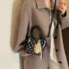 Colección de otoño 2026 transfronteriza: bolso de mano con diseño de puntos múltiples, bolso de hombro, bolso tipo cubo, bolso para el trabajo, bolso casual versátil