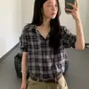 Em estoque Camisa xadrez outono novo chique coreano de abotoamento simples para mulheres, manga curta solta e modeladora 19504