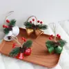 Colgante decorativo de campana de Navidad, doble campana de arte de hierro con piñas y bayas rojas, arreglo de escena para árbol de Navidad, adorno colgante para el hogar en vacaciones