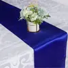 Caminho de Mesa de Cetim Vermelho em Estoque, Cor Sólida com Bordas Costuradas, Vermelho de Luxo Leve para Casamentos, Estilo Americano Meados do Século com um Toque Sofisticado