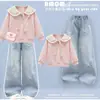 Novo conjunto de moda primavera e outono para crianças de meia-idade e grandes: um conjunto de duas peças apresentando um top de manga comprida com gola de marinheiro e calças jeans estilosas