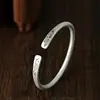Transmisión en vivo de Douyin: Pulsera abierta vintage de cobre blanco plateado, sólida, esmerilada, un regalo para una novia en San Valentín