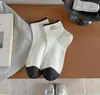 26 Calcetines Cortos Nuevos de Color Sólido Estilo Coreano con Logo de Perro de Dibujos Animados para Mujer Grises y Blancos Simples Sin Muestra Sin Costuras