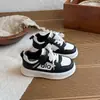 Tênis infantil 2026 primavera e outono novo modelo sapatos de menina respirável casual versátil sola macia sapatos esportivos para meninos mais velhos