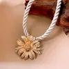 Pendientes y Collar con Colgante de Flor Plegada Transfronterizos Europeos y Americanos, Cadena para Clavícula de Lujo Ligero de Gama Alta, Conjunto de Joyería Único y Elegante