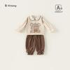Conjunto de Tres Piezas para Niñas Bangxuan Primavera y Otoño: Chaleco Tejido de Oso Lindo, Camisa con Cuello de Muñeca, Pantalones Jogger Florales