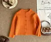 QW269360 Cárdigan Infantil 2026 Otoño Invierno Nuevas Llegadas Niñas Cuello Redondo Canalé Vertical Tejido Suave Cárdigan Chaqueta