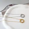 Collar Versátil de Lujo Ligero con un Toque de Alta Gama, Collar y Pendientes Trendy con Colgante Tallado de Acero de Titanio de Venta Caliente al por Mayor