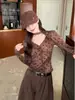 Camiseta de Manga Larga con Cuello en V, Estampado de Lunares Color Café Vintage para Mujer, Diseño de Invierno, Corte Ajustado, Elegante Top Base Ceñido a la Cintura