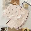 Conjunto Casual de Duas Peças para Meninas Primavera e Outono Estilo Europeu e Americano Novo Suéter com Capuz e Calça Estampa de Laço Manga Longa