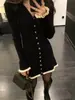 Vestido de tricô elegante e bonito estilo coreano para mulheres, outono e inverno de 2026, adequado para figuras petite, saia ultracurta