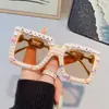 Óculos de Sol Europeus da Moda Coloridos com Decoração de Letras de Pérolas e Strass para Festa de Casamento, Festa de Noiva, Despedida de Solteira