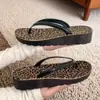 Chanclas para Mujer Verano Nuevo Ins Estampado de Leopardo Europeo y Americano Chanclas Moda Celebridad de Internet Sandalias de Cuña Antideslizantes