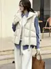 Colete de Penas com Capuz Feminino Curto 2026 Outono/Inverno Novo Design Sense Petite Estilo Coreano Jaqueta Colete Quente