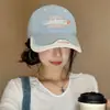 Gorra de Béisbol Bordada con Letras Japonesas para Mujer 2026 Nuevo Estilo para Adelgazar la Cara Gorra de Pico Profundo para Cabeza Grande Sombrero de Protección Solar