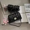 Elegante bolso pequeño cuadrado de mano para mujer, nuevo modelo 2026, bolso de cadena acolchado estilo Chanel, bolso de hombro y cruzado moderno y versátil