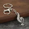 Llave de notas musicales creativas de lujo ligero europeo y americano Colgante pequeño Accesorios de joyería pequeños Rhinestone Metal Llavero para mochila Al por mayor