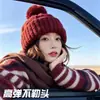 Gorro de punto rojo para mujer 2026 nuevo estilo viaje Sichuan-Tíbet protección cálida para los oídos gorro de punto circunferencia de cabeza grande punto trenzado pompón gorro para el frío