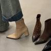 Botas Curtas Bico Fino para Mulheres 2025 Nova Moda Outono e Inverno Botas de Cano Curto Suede Mesclado Salto Grosso Elásticas Botas Slim