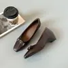 Novos sapatos femininos rasos versáteis e confortáveis de bico quadrado, estilo outono 2026 para o trabalho, sapatos Mary Jane de camélia da moda