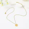 Collar con Colgante de Corazón de Melocotón Incrustado con Circonita Acero de Titanio Cadena para Clavícula para Mujer Chapado en Oro de 18 Quilates Venta al por Mayor de Fábrica