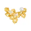 Broche de Folha Tridimensional Vazado de Luxo Leve e de Alta Qualidade Feito de Liga de Cobre com Galvanoplastia de Ouro Real e Pérolas de Água Doce, Alfinete Exquisito para Roupas