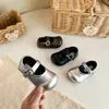 Novo Estilo Sapatos de Princesa Sapatos de Bebê Preto 2026 Sapatos Individuais para Meninas Crianças Pequenas Sapatos de Couro Solado Macio Mocassins Sapatos Infantis para Primavera e Outono