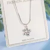 Novo colar de flor oca com diamantes cor-de-rosa para mulheres, doce e cool, nicho, único, simples, joia de corrente para clavícula de alta qualidade