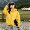 Jaqueta corta-vento infantil, estilo primavera e outono, nova coleção infantil 2026, blusa três-provas para atividades ao ar livre para crianças maiores, roupa de outono infantil