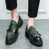 Novos Mocassins de Fivela Dupla de Pino Grande para Homens 2023, Couro Patente Brilhante Salto Grosso, Sola Grossa, Aumento de Altura, Sapatos Casuais de Couro para Cabeleireiro