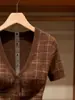 Com Bojos~Roupa Feminina de Marca Grande de Shenzhen Tricô de Manga Curta com Decote V Tendência Outono e Inverno Estilo Hot Girl Efeito Emagrecedor Top Cor de Café