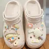 Acessórios Populares para Sapatos Croc: Charms de Sapato Cartoon Versáteis de Nuvem Fofa, Presilhas de Acessório 3D DIY Destacáveis