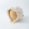 Chapéu de Bebê Estilo Primavera e Outono Chapéu de Princesa com Acabamento em Renda Doce e Fofo para Menina de Algodão Puro com Cadarço Chapéu à Prova de Vento com Proteção para Orelhas