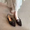 Sandálias Femininas Planas Estilo Retro Fanghua 2026 com Tachas, Bico Fino, Fechadas na Ponta, Alça no Tornozelo e Calcanhar Aberto para o Dia a Dia