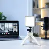 Acessórios para fotografia e videografia: um pequeno suporte de plástico adequado para esportes ao ar livre, câmeras portáteis e luzes de preenchimento, com uma interface de 1/4 de polegada