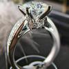 Anillo de Compromiso Propuesta Anillo de Diamante Simulado Flor Bud Cuatro Garras Estilo Coreano Lujo Ligero Moda Fuente en Vivo Transfronteriza Cao Shi