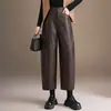 Calça casual elegante e versátil de cintura alta para afinar a silhueta feminina, novo estilo 2026, calça cropped solta com perna larga curva, calça de couro PU