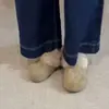 2026 Nuevas Pantuflas de Algodón de Punta Cerrada Estilo Lindo Pantuflas de Felpa para Mujer Invierno Zapatos Estilo Birkenstock Cálidos con Forro Adicional Zapatos Peludos Antideslizantes
