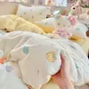 Conjunto de cuatro piezas de hilo suave y esponjoso tipo nube, Clase A, apto para bebés, conjunto de tres piezas para dormitorio de estudiante, sábana de dormir sin estampado estilo caricatura