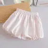 Bombachos florales hipoalergénicos para niñas, nuevos shorts casuales y cómodos de verano, pantalones de algodón de color liso a la moda para bebés, estilo moderno