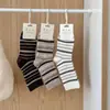 Calcetines a rayas versátiles de bloques de color para otoño e invierno para mujer, calcetines de media pantorrilla, calcetines holgados sin costuras estilo ins, anti-pilling, calcetines de algodón estilo universitario