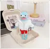 La ropa de los residentes de Bikini Bottom incluye peces geniales, peces flácidos, peces que se extienden planos, colgantes, llaveros, accesorios, monos y pantalones.