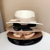 Sombrero plano de lana decorativa de satén perlado estilo Chanel para mujer, sombrero de fieltro combinable con todo, estilo socialité, para otoño e invierno, sombrero bombín pequeño de moda.