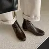 Botas brancas leitosas estilo coreano, que aumentam a altura e emagrecem, para outono e inverno de 2026, botas de tornozelo elásticas versáteis com bico redondo e salto baixo para mulheres