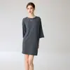 Suéter feminino de tricô casual, com caimento solto e que valoriza a silhueta, de mangas de três quartos, bordas dobradas, gola redonda, comprimento médio, finamente tricotado em fio Yangzi, fino